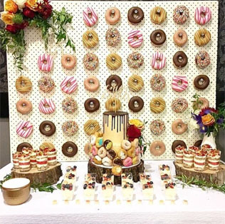 Стена из пончиков: 30 лучших идей для свадьбы 