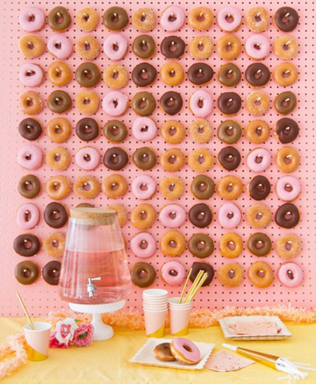 Стена из пончиков: 30 лучших идей для свадьбы 