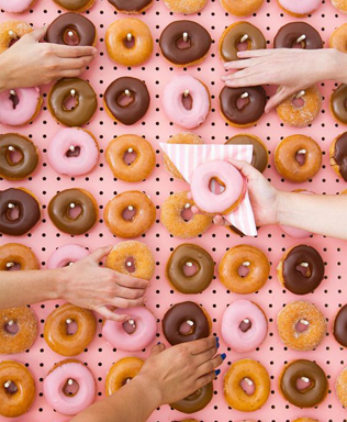 Стена из пончиков: 30 лучших идей для свадьбы 