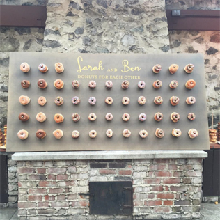 Стена из пончиков: 30 лучших идей для свадьбы 