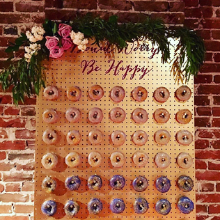 Стена из пончиков: 30 лучших идей для свадьбы 