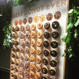 Стена из пончиков: 30 лучших идей для свадьбы 