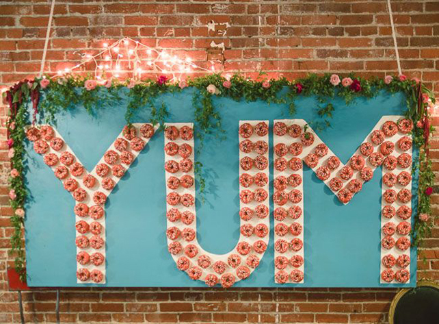 Стена из пончиков: 30 лучших идей для свадьбы 