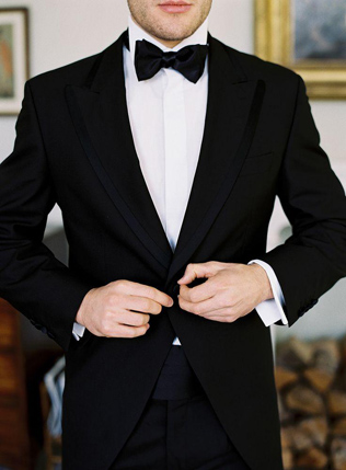 черный смокинг жениха 