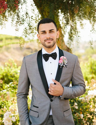 серый смокинг жениха 