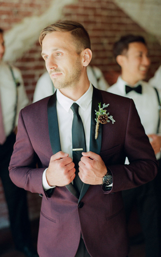 бордовый смокинг жениха 