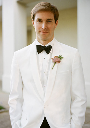 черно-белый смокинг жениха 