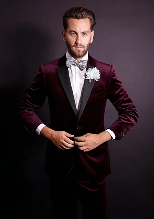 бордовый бархатный смокинг жениха 