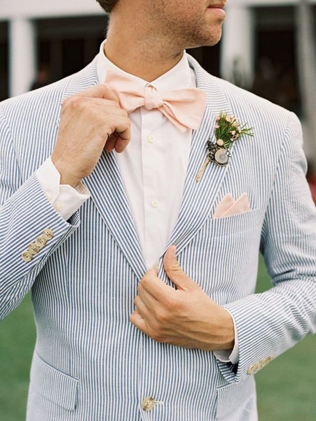 голубой пиджак жениха в полоску 