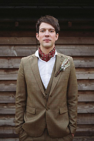 жених в бежевом костюме-тройке 