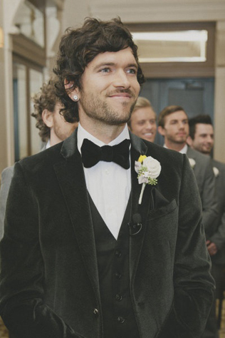 жених в бархатном костюме-тройке 