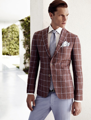 жених в клетчатом пиджаке и белых брюках 