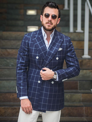 жених в клетчатом пиджаке и белых брюках