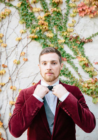 бордовый бархатный пиджак жениха 