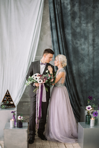 серый костюм жениха в сочетании с розовым платьем невесты, фотограф КСЕНИЯ ДЕЙЧ 