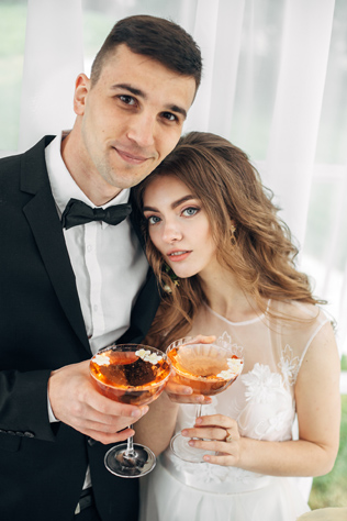 черный костюм жениха, фотограф КСЕНИЯ ДЕЙЧ 