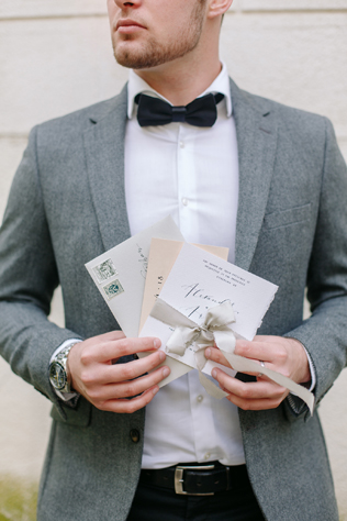 серый костюм жениха в сочетании с черными брюками, фотограф КСЕНИЯ ДЕЙЧ 