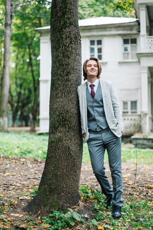 серый костюм жениха в сочетании с кардиганом, фотограф КСЕНИЯ ДЕЙЧ 