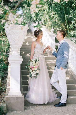 серый пиджак жениха в сочетании с белыми брюками, фотограф КСЕНИЯ ДЕЙЧ 