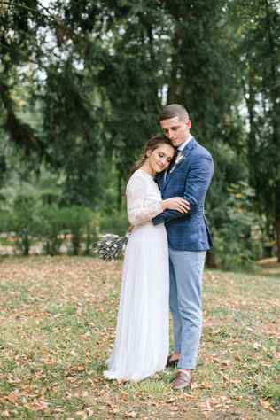 жених в серо-голубых льняных брюках и синем пиджаке в клетку, фотограф КСЕНИЯ ДЕЙЧ