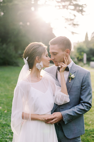 серый костюм жениха, фотограф КСЕНИЯ ДЕЙЧ 