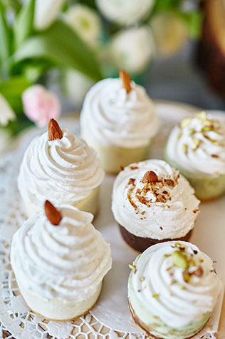 Свадьба для двоих в кафе, сладкий стол