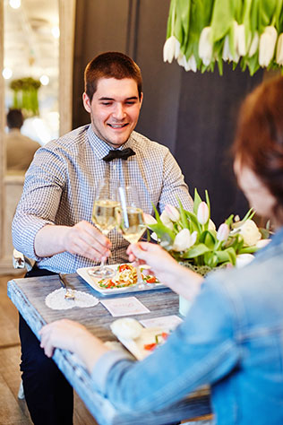 Свадьба для двоих в кафе, жених за столом