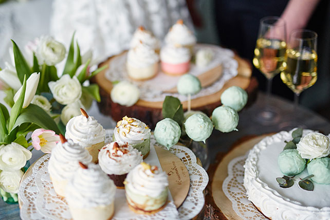 Свадьба для двоих в кафе, сладости