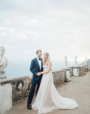 Свадьба для двоих на берегу океана