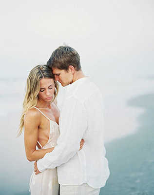 Свадьба для двоих на берегу океана