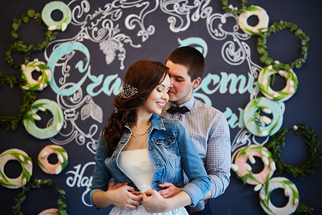 Свадьба для двоих в кафе, жених и невеста у фотозоны