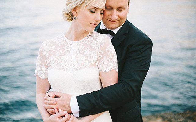 Свадебная церемония для двоих у моря