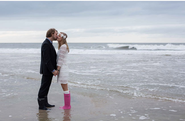 Свадебная церемония для двоих на берегу моря, невеста в сапогах цвета фуксия