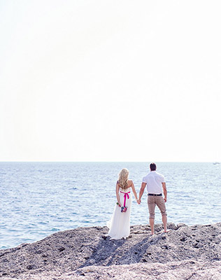 Свадьба для двоих на берегу океана