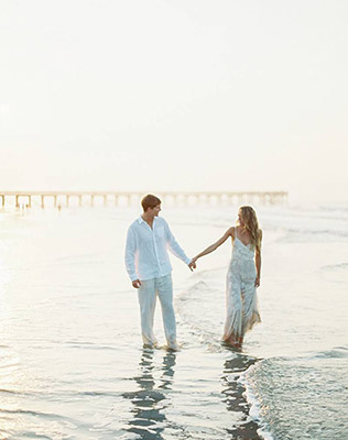 Свадьба для двоих на берегу океана