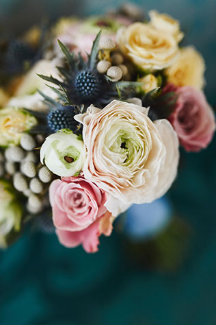 Элегантная свадьба в пыльно-голубом цвете, букет невесты