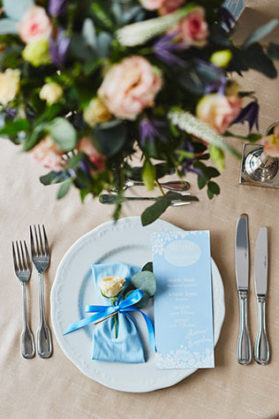 Элегантная свадьба в пыльно-голубом цвете, бонбоньерки на тарелке