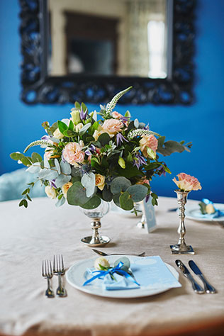 Элегантная свадьба в пыльно-голубом цвете, сервировка стола