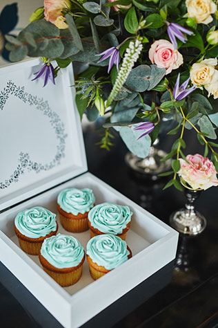 Элегантная свадьба в пыльно-голубом цвете, кексы