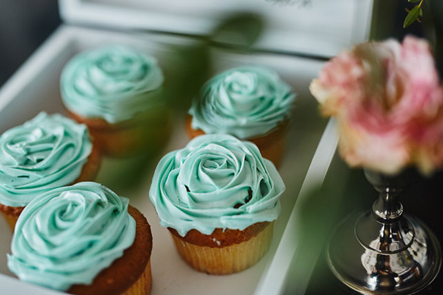 Элегантная свадьба в пыльно-голубом цвете, кексы