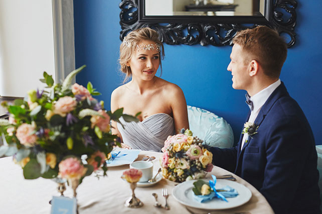 Элегантная свадьба в пыльно-голубом цвете, невеста и жених за столом