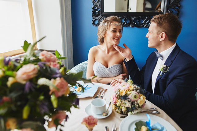 Элегантная свадьба в пыльно-голубом цвете, невеста и жених за столом