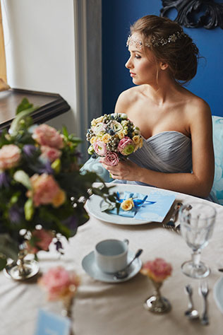 Элегантная свадьба в пыльно-голубом цвете, невеста за столом