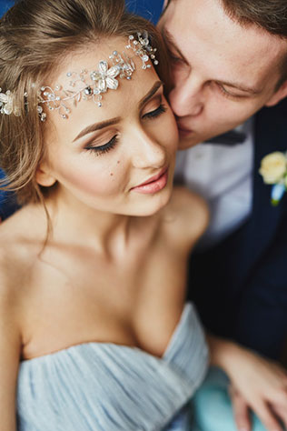 Элегантная свадьба в пыльно-голубом цвете, невеста и жених