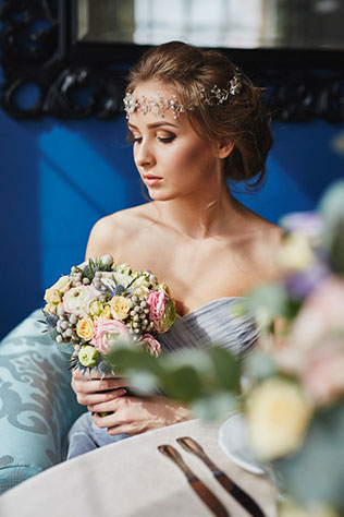 Элегантная свадьба в пыльно-голубом цвете, образ невесты