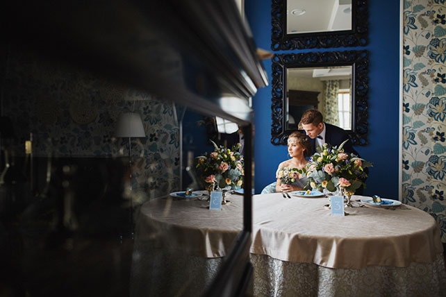 Элегантная свадьба в пыльно-голубом цвете, жених и невеста за столом