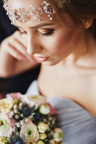 Элегантная свадьба в пыльно-голубом цвете, макияж невесты