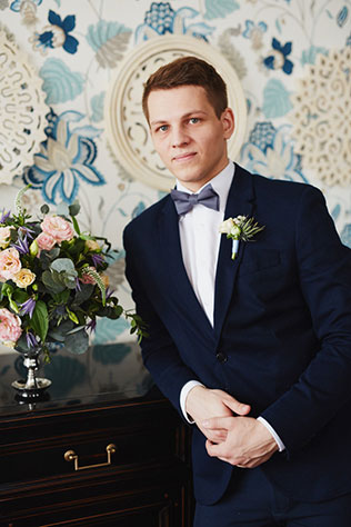 Элегантная свадьба в пыльно-голубом цвете, образ жениха