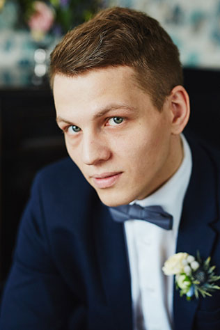 Элегантная свадьба в пыльно-голубом цвете, образ жениха