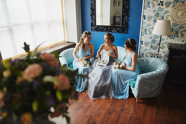 Элегантная свадьба в пыльно-голубом цвете, невеста с подружками